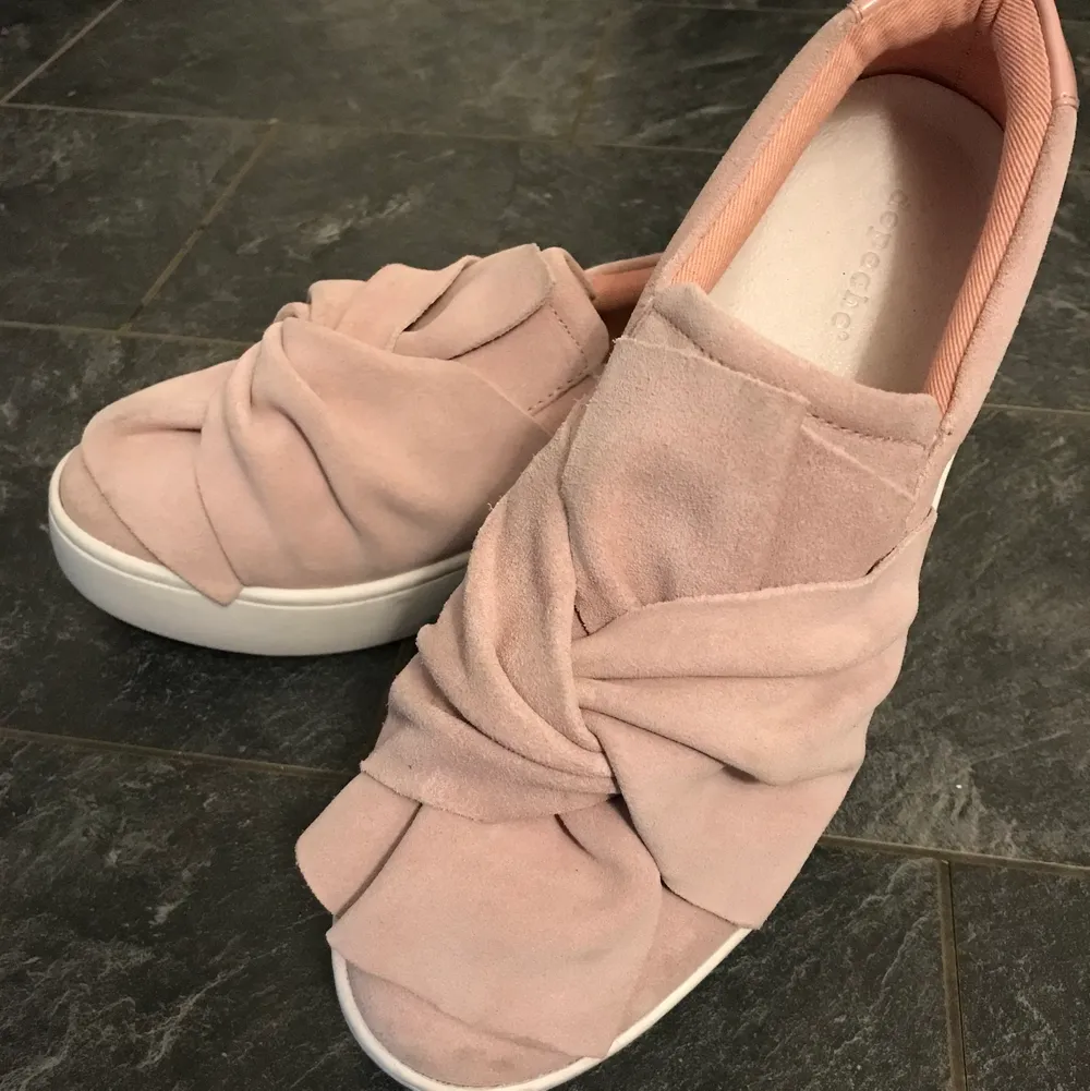 Sneakers från depeche strl 38 i rosa. Skorna är aldrig använda och säljes i nyskick. Nypris ca 800. Skor.