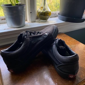 Vans  - Helsvarta vans i storlek 36.5. Sparsamt använda i gott skicka men små täcken på att dom är använda. 