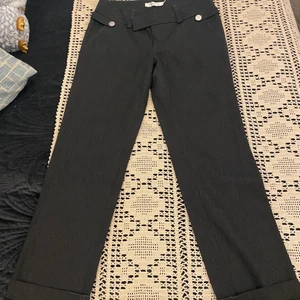 Kostymbyxa från Marqet Stockholm - Storlek 36, stora i storleken. Mörkgrå. Fint skick