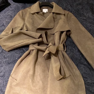 Olivgrön kappa - Oanvänd storlek S 