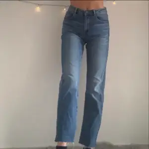 Trendiga mid straight leg jeans  Från New Yorker Storlek: w26, xs men passar även s  Skick: aldrig använt Säljer för 199kr + frakt