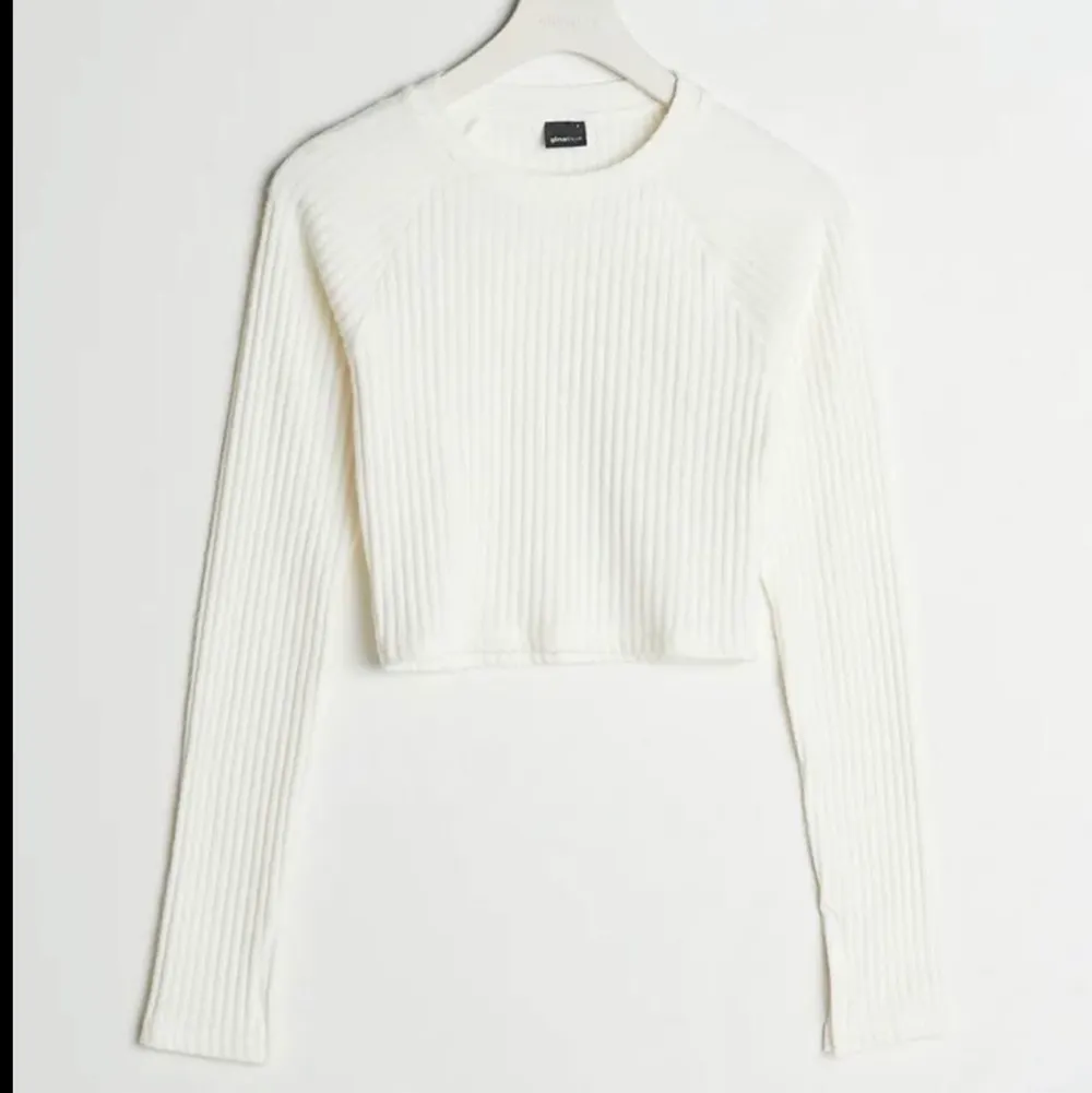 Mysig vit tröja  Från Gina Tricot  Skick: aldrig använt  110kr + Frakt📦 . Toppar.