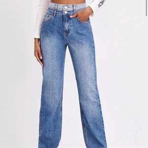 Coola unika jeans med två olika slitningar på tyget. Säljer då dem aldrig kom till användning. Skriv för fler bilder eller frågor💕