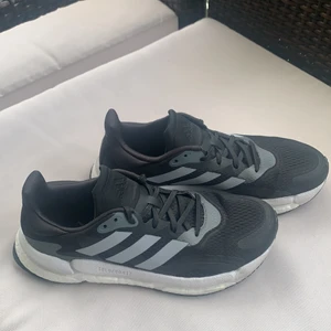 Adidas Solarboost - Adidas solarboost, helt nya. Strl. 40/ 39.  Säljs pga att de ej kommer till användning, nypris 1699kr, frakt tillkommer 