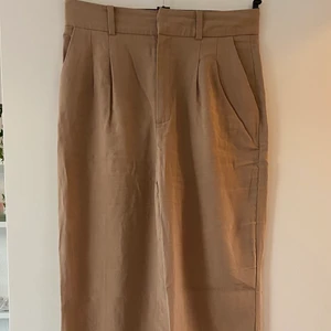 Bruna kostymbyxor från gina - Säljer mina bruna kostymbyxor från Ginatricot, köpte på nelly. Säljer för att de inte kommer till användning. Byxorna är endast använda 4 gånger och är i väldigt fint skick, sitter som en smäck i midjan med raka långa ben💞