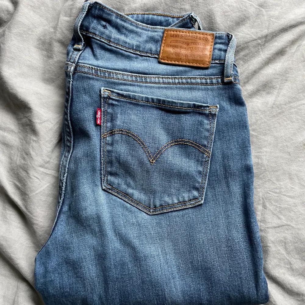 Säljer mina älskade Levi’s jeans, pga de är för små, jeansen beskrivs som midrise på levis hemsida men jag tycker att de är lowrise:)  De har inga större defekter men om ni vill se de få som finns så är det bara att kontakta mig. Köparen står för frakten💓. Jeans & Byxor.