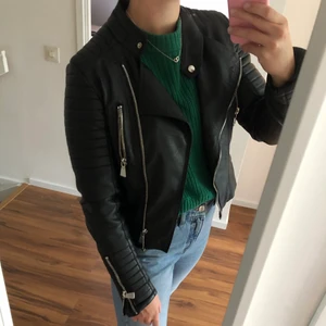 Skinnjacka  - Fin skinnjacka! Säljs pga får ingen användning av den längre. Storlek 40 Men skulle säga att den är lite mindre i storlek typ 38. 150 kr inklusive frakt