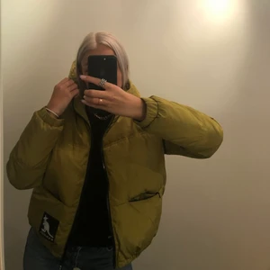 Grön Kangol Jacka  -  En grön Kangol jacka som inte finns att köpa längre! Perfekt till vintern och hösten nu när det blir kallt. Jackan är i från kollektionen av Kangol i samarbete med H&M😊 Jacka är slutsåld i butik! 