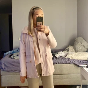 Regnjacka - Säljer min regnjacka/regnkappa från Only✨Superfin ljusrosa färg som inte går att köpa längre🌸