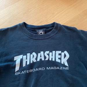 Svart Thrasher tröja i storlek S, men passar nästan bra på mig som brukar ha M/L med. Väldigt skön! Möts i Lund eller skickar, isåfall står köparen för frakt (60kr)