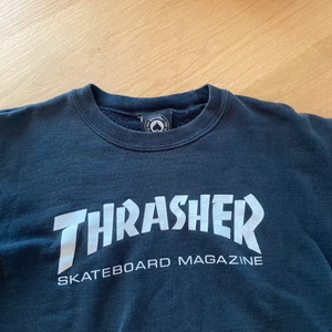 Thrasher tröja  - Svart Thrasher tröja i storlek S, men passar nästan bra på mig som brukar ha M/L med. Väldigt skön! Möts i Lund eller skickar, isåfall står köparen för frakt (60kr)