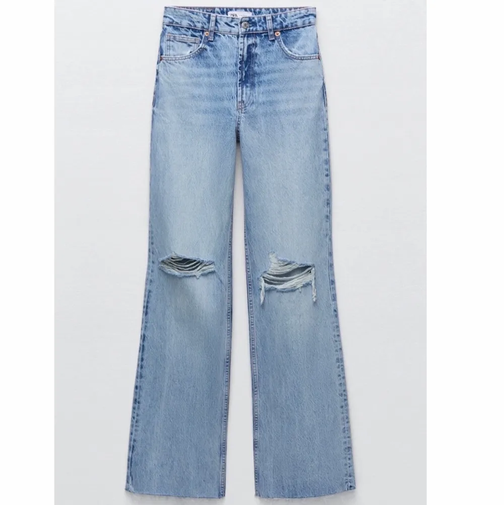 Superfina högmidjade Wide leg jeans från Zara som är full lenght och med slitningar. Dom är i storlek L men passar även M fint . Bilder lånade från hemsidan. . Jeans & Byxor.