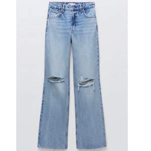Superfina högmidjade Wide leg jeans från Zara som är full lenght och med slitningar. Dom är i storlek L men passar även M fint . Bilder lånade från hemsidan. 