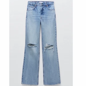 Zara Jeans Wide leg med slitningar  - Superfina högmidjade Wide leg jeans från Zara som är full lenght och med slitningar. Dom är i storlek L men passar även M fint . Bilder lånade från hemsidan. 