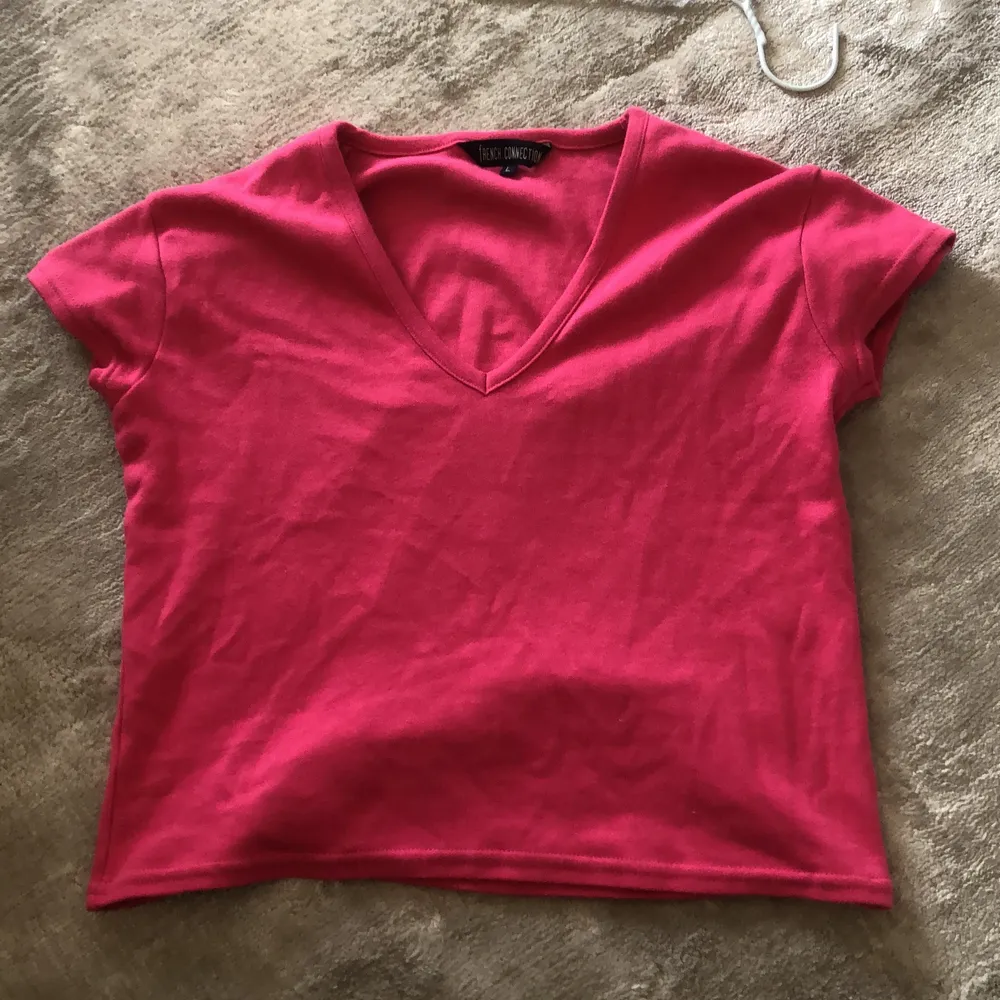 Jättefin rosa VINTAGE tröja från French Connection. Lite mindre än L! Passar perfekt med en vit skjorta under eller endast som den är. . Toppar.