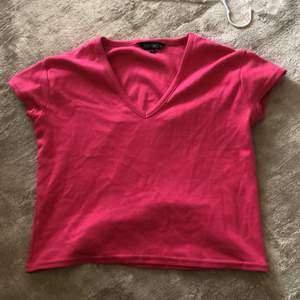 Jättefin rosa VINTAGE tröja från French Connection. Lite mindre än L! Passar perfekt med en vit skjorta under eller endast som den är. 