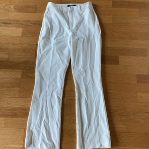 Kostymbyxor - Kostymbyxor från bikbok. Väldigt smickrande på🥰behöver bli strykta men det kan jag ordna innan leverans! Skriv för mer bilder❤️endast använda en gång och har inga defekter alls