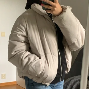 Vinterjacka från HM - Säljer min fina vinterjacka som är köpt på HM🥰 Jättervarm o skön jacka som fungerar bra på vintern. Sitter lite oversized på mig som i vanliga fall har XS. Slutsåld överallt. Köpte för 400kr. Frakt tillkommer💕