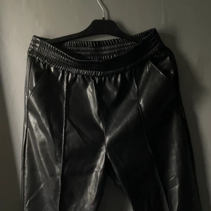 Skinnbyxor  - Skinnbyxor från H&M använda 2 gånger. Strl 42