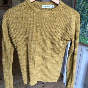 Höstig tröja från Carin Wester - Gul och svart stickad tröja från Carin Wester strl S super fint skick och en perfekt hösttröja 