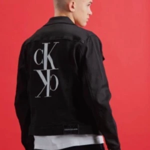 Calvin Klein jeansjacka med tryck - Calvin Klein jeansjacka med tryck, strlk 14 years. Skulle bedöma som 164 kanske ?   Skick 9/10 som ny, har logga där bak, skickas spårbart med posten (Lånade bilder)  Nypris 1099kr Zalando