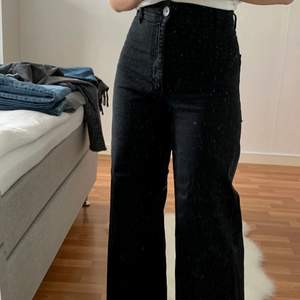 Svarta Wide leg jeans från zara. Kommer inte till användning. Är 165cm. Köparen står för frakt 66kr. Kontakta vid fler bilder och mått💗