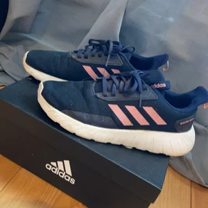 Adidas skor  - Svart/Blåa adidas skor storlek 39. 50kr eller bud! 😊(köparen står för eventuell frakt) 