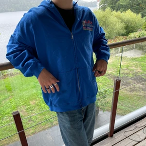 ABS Vintage zip hoodie - Unisex ABS Vintage zip hoodie i nyskick, modellen brukar ha storlek M, uppskattar storleken till en medium