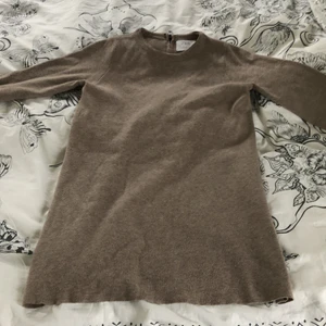 Zara klänning - Ljusbrun mys klänning från Zara. Storlek: 152 11-12år. Ganska kort och lite liten i storleken. Lite nopprig. Bra skick. Gammal. Använd.