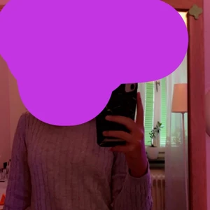 Grå flätstickad tröja i bra skick  - Andvänd 2 gånger, väldigt skönt material och väldigt bekväm, säljer för att den inte kommer till användning. Du står för frakt