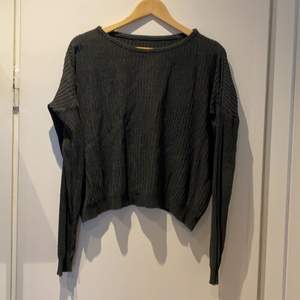 Mörkgrön stickad tröja i One size från Brandy Melville. Jag skulle uppskatta att denna passar på människor i storlek S-M. 