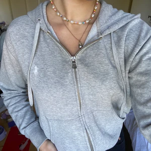 Zip hoodie  - Grå zip hoodie från Ralph lauren, använd men fortfarande i jätte fint skick! 250kr inklusive frakt!❤️❤️