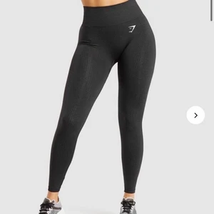 Gymshark tights träning  - Säljer dessa oanvända träningsthigts från Gymshark då dem är för små för mig. Storlek är small och dom är i en svart färg. Modellen heter ”Vital Seamless”, bud från 300