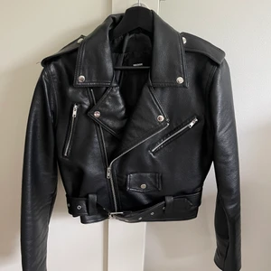 Bik bok jacka - Fin bik bok jacka som är tyvärr inte används längre. Jackan är i storleken small, men funkar för small/medium! Nypris 599!