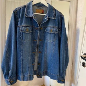 Vintage jeansjacka storlek M/L - Underbar vintage jeansjacka. Storlek M/L, lite oversize på mig med storlek S. Superfint skick! FRAKT 24kr.
