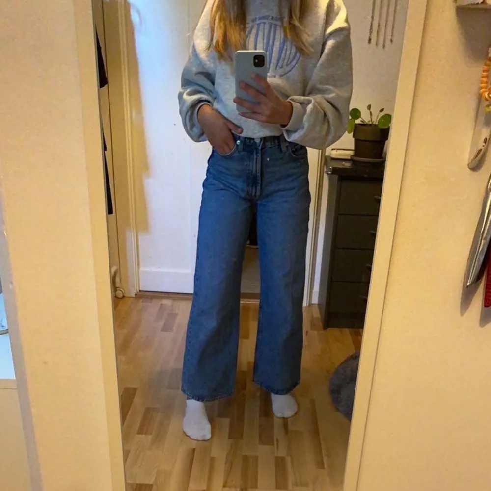 Dessa jeans är korta. Jag är 153cm och de sitter perfekt på mig. Använt ett fåtal gånger. . Jeans & Byxor.