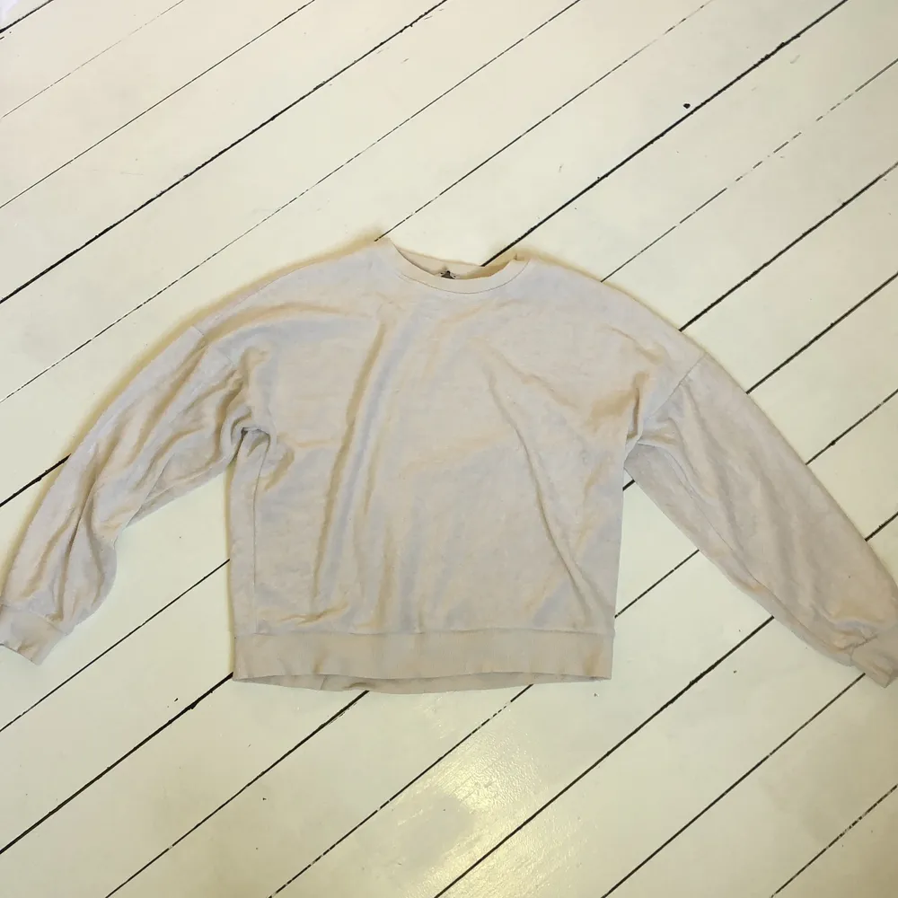 Ljusbeige sweater i velour i storlek S (men är väldigt oversized). Tröjor & Koftor.