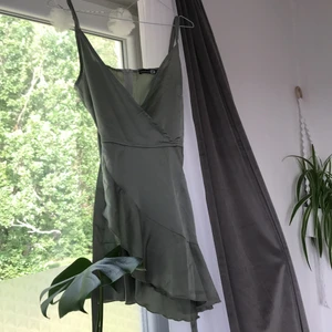 Grön klänning  - storlek M, aldrig använd 