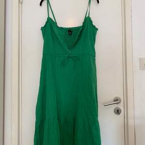 Sååå fin trendig grön klänning. Skriv om du har fler frågor eller om du vill se fler bilder :) 