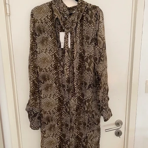 Klänning  - Klänning från & other stories med prislappen kvar. Pris kan diskuteras. Skriv om du har fler frågor eller om du vill se fler bilder :) 