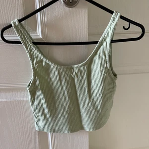 Crop top - Säljer min fina crop top från Monki❤️ Är storlek S men skulle kunna passa en XS beroende på hur man vill ha passformen. Kan mötas upp i centrala Jönköping eller skicka via post (då står köparen för frakt) 