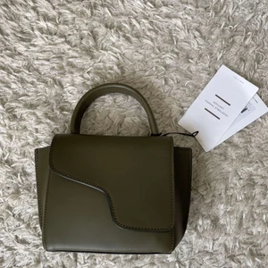 ATP handväska - Supersöt liten handväska från ATP atelier! ALDRIG använd och säljer då jag råkade beställa hem fel storlek och inte har tid att returnera☺️ nypris:3300kr