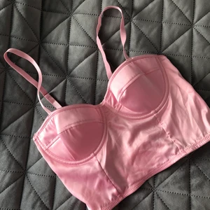 Korsett/topp - Supersöt topp/korsett/bh. Går att använda som alla 3 beroende på vilken stil man är ute efter. Strl S, jag har A-kupa och den sitter perfekt. Oanvänd, endast testad.