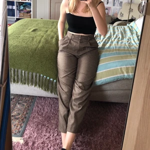 Rutiga byxor  - Jättefina rutiga byxor från NA-KD, perfekt för hösten!