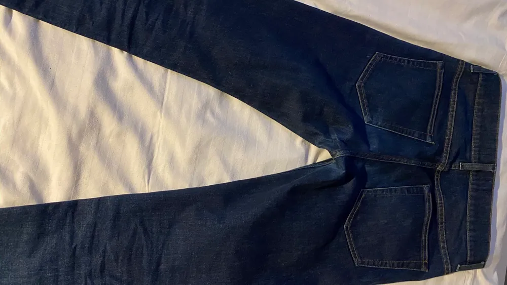 Jag säljer mina acne jeans storlek 31/32, de är använda men fortfarande jättefint skick enligt mig. Jeans & Byxor.