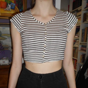 Svartvit randig crop top med knappar 🐞 - Söt liten crop top, passar storlek XS och S. Knapparna sitter fast och används inte för att öppna tröjan. Fint deltajerat tyg. Från tjejsektionen så står som storlek 140. 💕