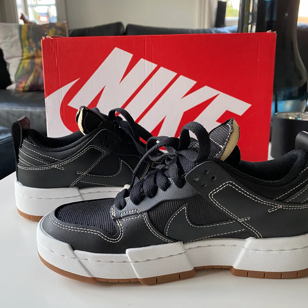 Sprillans nya Nike dunk low Disrupt (W7). Storlek 38 woman. Helt oanvända. Inte ens testade. Originalbox tillkommer såklart.  Hör av dig för mer bilder frågor! . Skor.