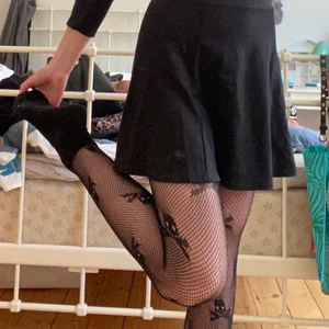 coola döskalle fishnets  - svarta döskalle-fishnets som jag köpte på shein för ett tag sedan. de är ganska coola men jag vill inte ha dem längre nu när jag har passerat min wannabe-alt-fas /j. frakt funkar om det betalas av köparen 💕