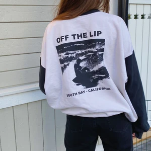 Brandy Melville sweatshirt  - Säljer nu denna tröja från Brandy Melville som är köpt i våras. 🥰 Använd endast ett fåtal gånger och är i toppenskick! Säljer pga att den inte kommer till användning. 🧡 Storlek L men passar allt från XS-L om man vill ha den oversized. Köp direkt för 600+frakt!!