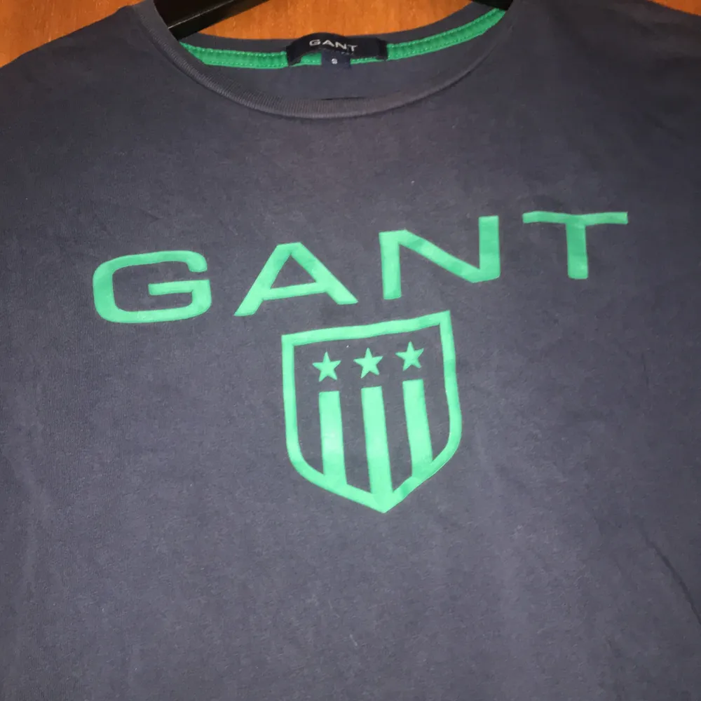 Mörkblå gant t-shirt i S med grön text. T-shirts.
